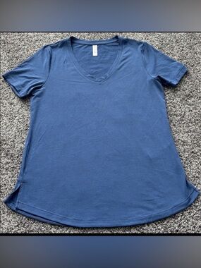 Like New Athleta Cover Your Assets Short Sleeve V Neck Top Medium